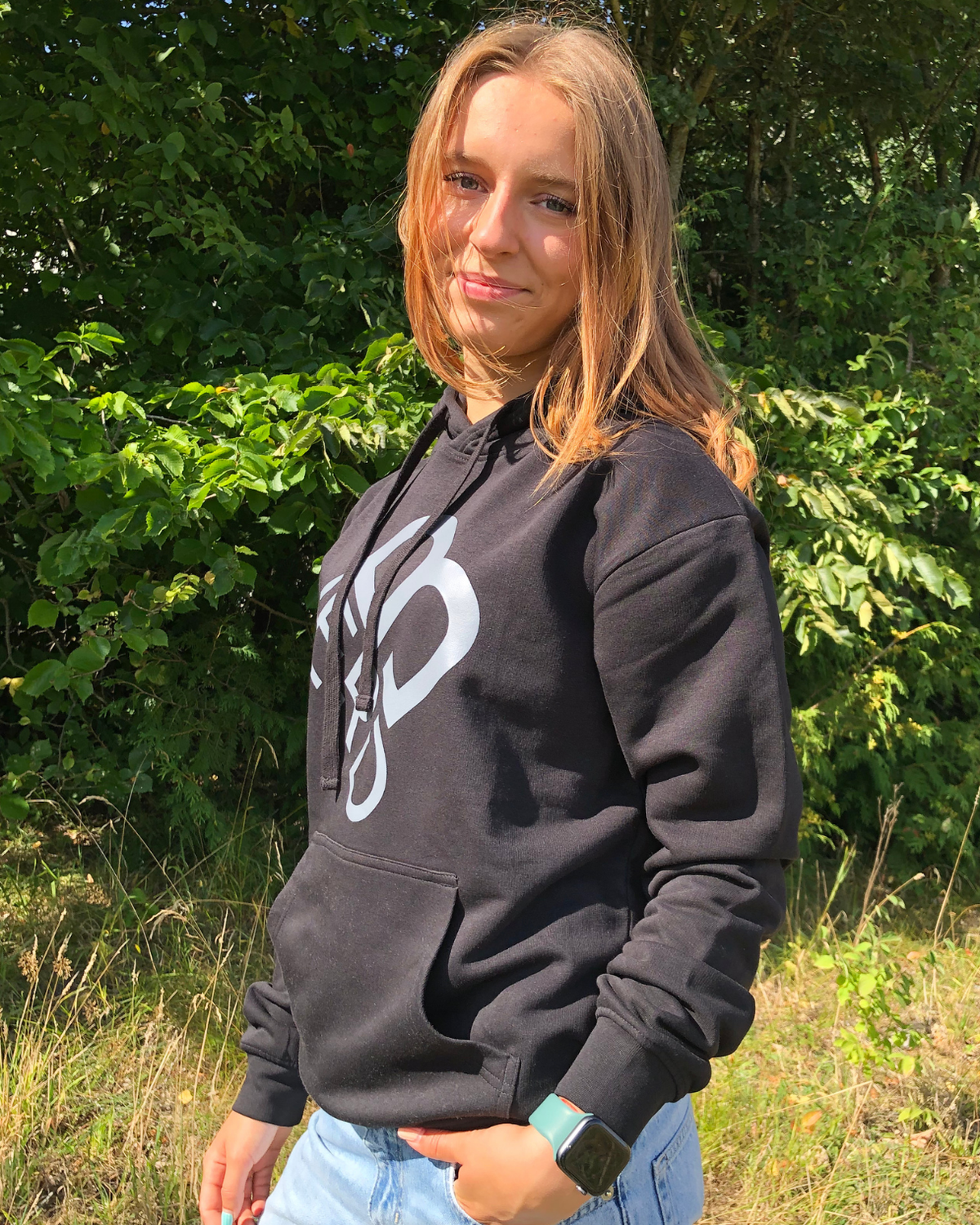 Hoodie Med stort B - Sort
